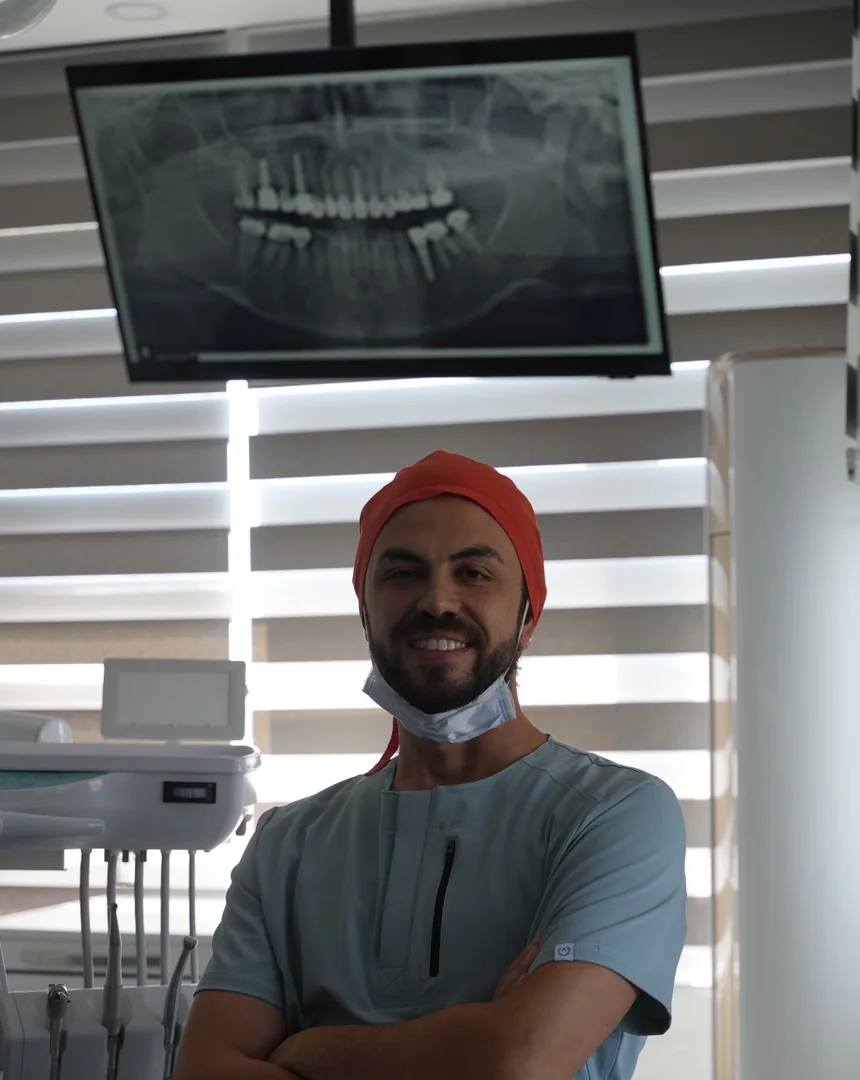 Diş taşı temizliğini temsil eden klinik görüntü